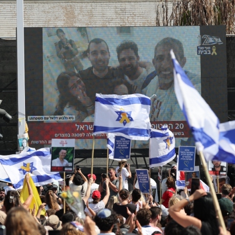 Ισραηλινοί γιορτάζουν την απελευθέρωση ομήρων που κρατούνται από τη Χαμάς καθώς παρακολουθούν από μια οθόνη στην Πλατεία Ομήρων στο Τελ Αβίβ, Ισραήλ, 13 Οκτωβρίου 2025