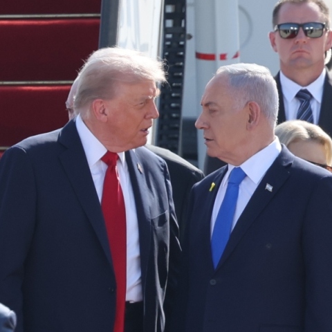 Ο Μπενιαμίν Νετανιάχου υποδέχεται τον πρόεδρο των ΗΠΑ Ντόναλντ Τραμπ στο αεροδρόμιο Μπεν Γκουριόν του Τελ Αβίβ