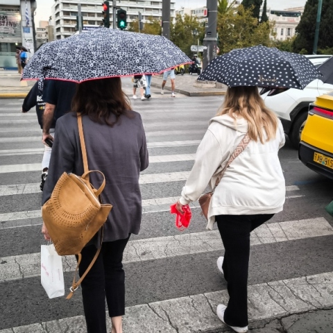 Καιρός, περαστικοι, ομπρέλες