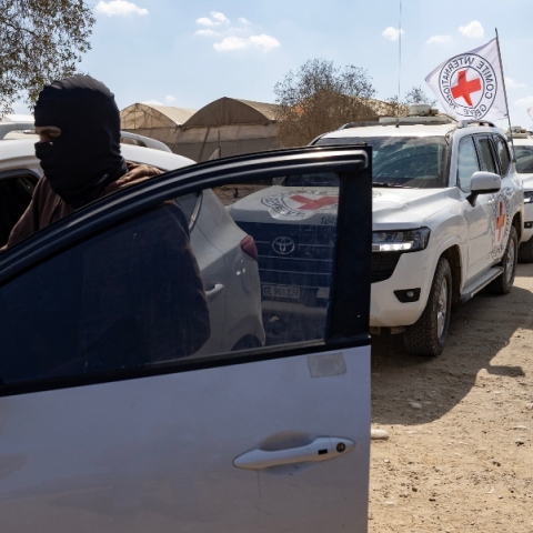 Οχήματα του Ερυθρού Σταυρού μεταφέρουν Ισραηλινούς ομήρους 