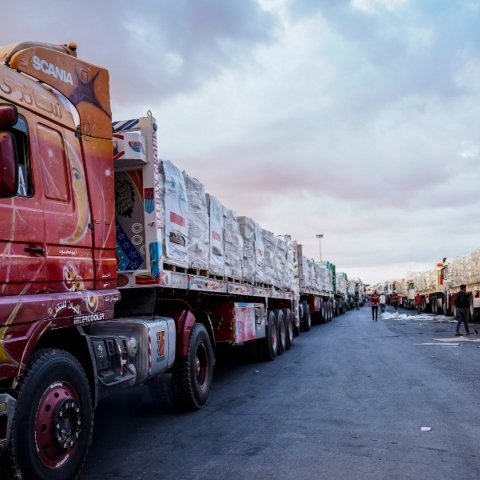 Φορτηγά με ανθρωπιστική βοήθεια στο συνοριακό πέρασμα Ράφα, μεταξύ Αιγύπτου και Λωρίδας της Γάζας