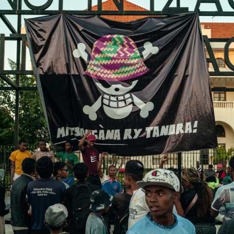 Διαδηλωτές συγκεντρώνονται έξω από το Δημαρχείο στο Ανταναναρίβο της Μαδαγασκάρης