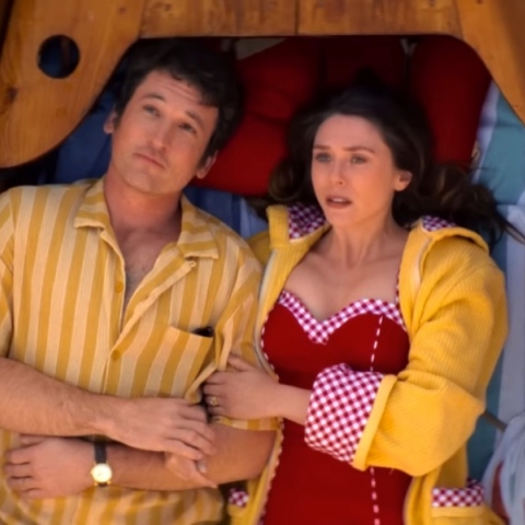 Η Ελίζαμπεθ Όλσεν με τον Μάιλς Τέλερ στην ταινία «Eternity» της Α24