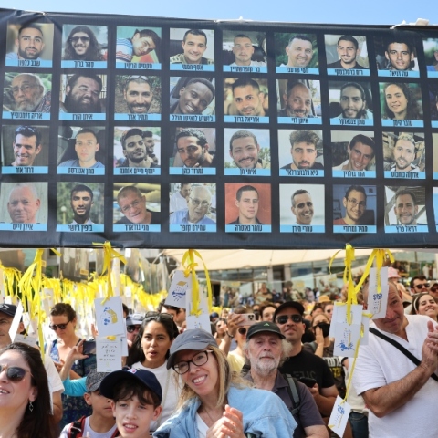 Ισραηλινοί στο Τελ Αβίβ γιορτάζουν την απελευθέρωση ομήρων που κρατούνται από τη Χαμάς 