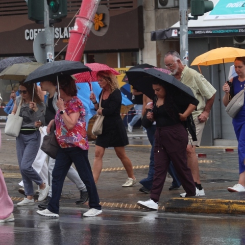 Καιρός, περαστικοι, βροχη