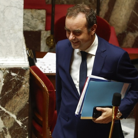 Γαλλία: Απορρίφθηκε η πρώτη πρόταση μομφής κατά της κυβέρνησης Λεκορνί