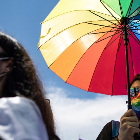 Μέλη της ΛΟΑΤΚΙ κοινότητας κατά τη διάρκεια διαδήλωσης στην Κωνσταντινούπολη