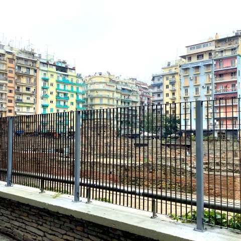 Τα κάγκελα στο Ανάκτορο του Γαλέριου στο Ναβαρίνου