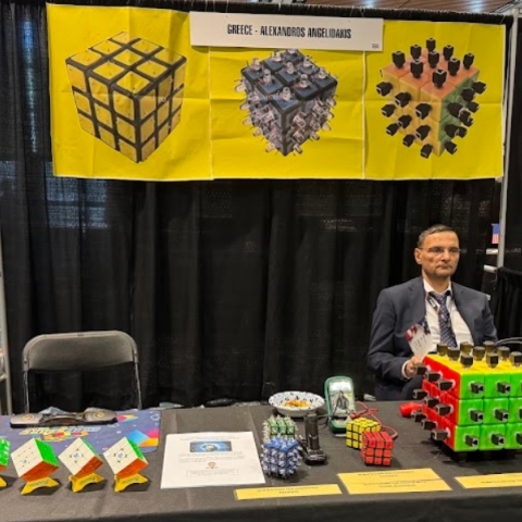 Ο Αλέξανδρος Αγγελιδάκης κέρδισε τρία βραβεία για καινοτόμο κύβο του Ρούμπικ
