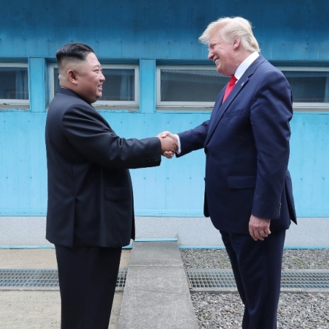 O Ντόναλντ Τραμπ με τον ηγέτη Κιμ Γιονγκ Ουν στα σύνορα μεταξύ Βόρειας και Νότιας Κορέας