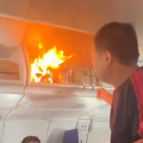 Φωτιά σε χειραποσκευή κατά τη διάρκεια πτήσης