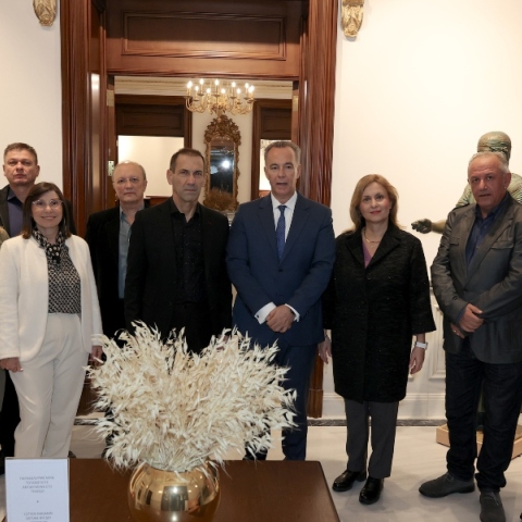 Αντιπροσωπεία της Ένωσης και του Μορφωτικού Ιδρύματός της στο Προξενείο της Ελλάδας στην Κωνσταντινούπολη, με τον γενικό πρόξενο, Πρέσβη Κωνσταντίνο Κούτρα