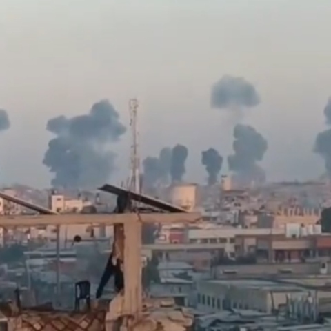 εκρηξη, καπνοι, σπιτια, βουνα