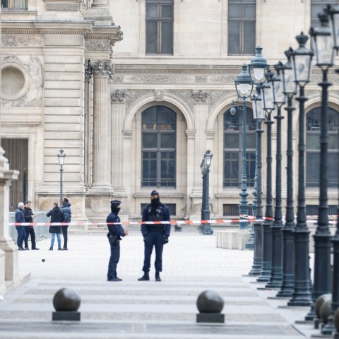 Αστυνομικοί έξω από το Μουσείο του Λούβρου στο Παρίσι