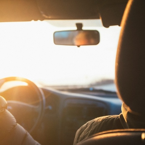 Νέος ΚΟΚ: Τι ισχύει για κατανάλωση καφέ, χοντρά μπουφάν και σακούλες με ψώνια μέσα στο αυτοκίνητο