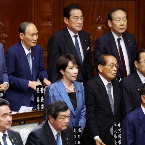 Η Σανάε Τακαΐτσι με τους βουλευτές της ενόψει της εκλογής νέου Πρωθυπουργού στην Ιαπωνία