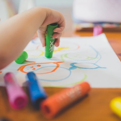 Voucher 800 ευρώ σε οικογένειες