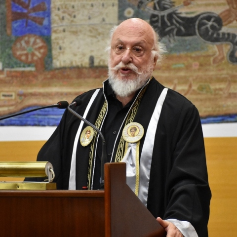 Σε Επίτιμο Διδάκτορα του Τμήματος Φιλολογίας της Φιλοσοφικής Σχολής του ΑΠΘ αναγορεύτηκε ο κορυφαίος συνθέτης, στιχουργός και ερμηνευτής Διονύσης Σαββόπουλος