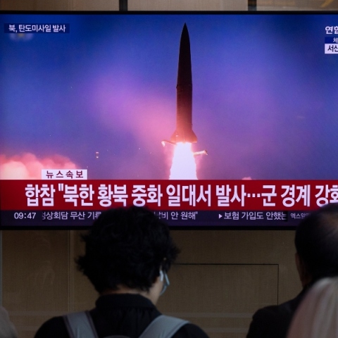 Η Βόρεια Κορέα εκτοξεύει βαλλιστικό πύραυλο