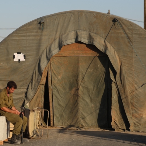 Ισραηλινοί έφεδροι στρατιώτες έξω από στρατιωτικές σκηνές σε βάση στρατολόγησης στο νότιο Ισραήλ