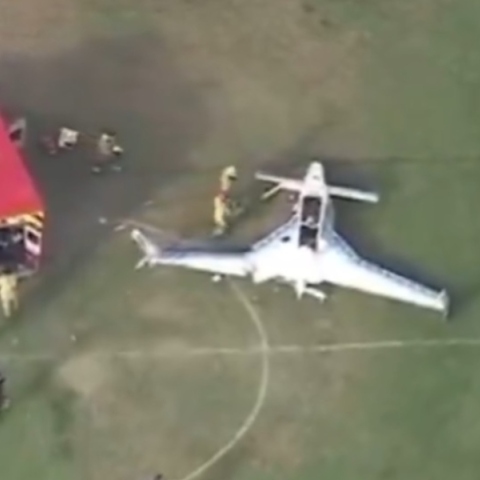 Αναγκαστική προσγείωση αεροσκάφους σε γήπεδο ποδοσφαίρου