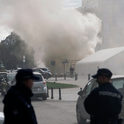 Αστυνομικοί μπροστά από το Κοινοβούλιο στο Βελιγράδι της Σερβίας