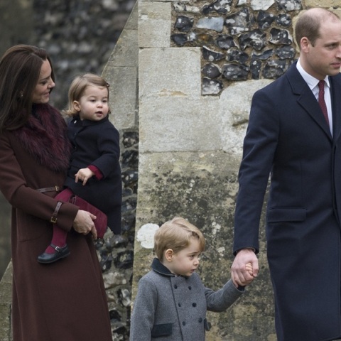 Πώς ο Πρίγκιπας Γουίλιαμ και η Κέιτ Μίντλετον έσπασαν βασιλική παράδοση στη βάπτιση του Πρίγκιπα Γεωργίου