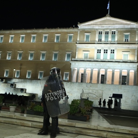 Αστυνομικές δυνάμεις μπροστά από το Μνημείο του Αγνώστου Στρατιώτη λόγω πορείας