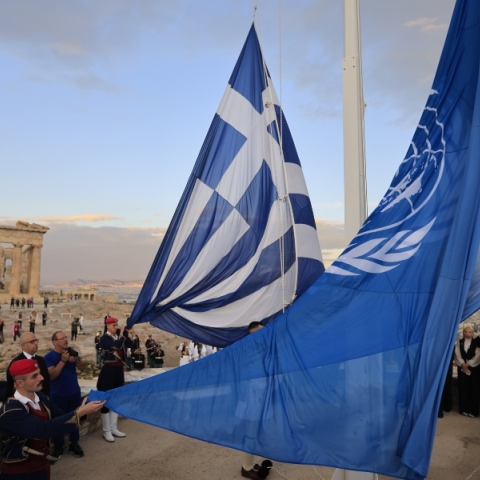 Έπαρση της σημαίας του ΟΗΕ στον βράχο της Ακρόπολης