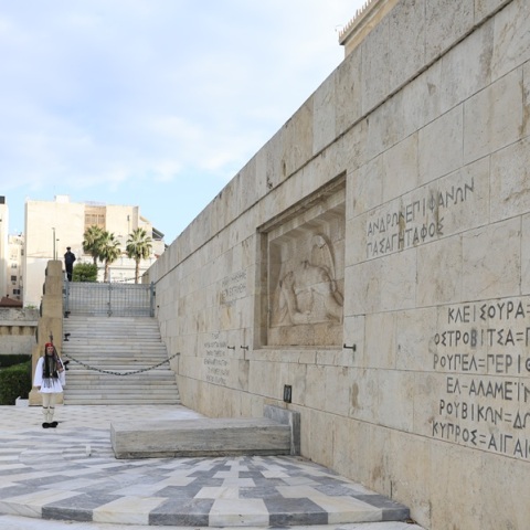 Κυβερνητικές πηγές για Άγνωστο Στρατιώτη: Μέσα σε λίγες ώρες ο κ. Δούκας αναίρεσε τον εαυτό του