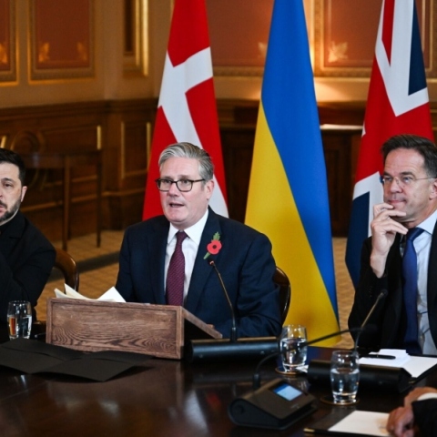 Ο πρόεδρος της Ουκρανίας Βολοντίμιρ Ζελένσκι, ο Βρετανός πρωθυπουργός Κιρ Στάρμερ, ο Γενικός Γραμματέας του ΝΑΤΟ Μαρκ Ρούτε και ο Ολλανδός πρωθυπουργός Ντικ Σοφ κατά τη διάρκεια συνάντησης της «Συμμαχίας των Προθύμων» στο Λονδίνο