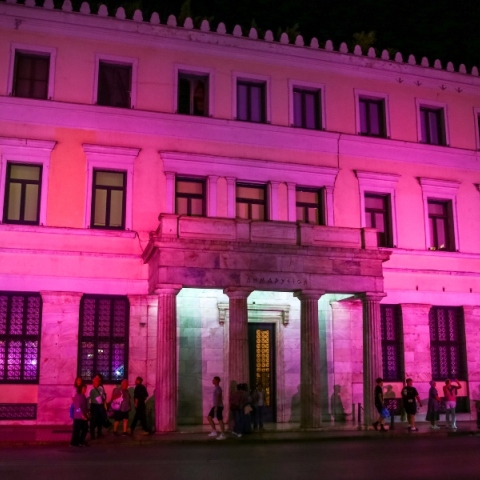 Στα ροζ  το δημαρχείο Αθήνας