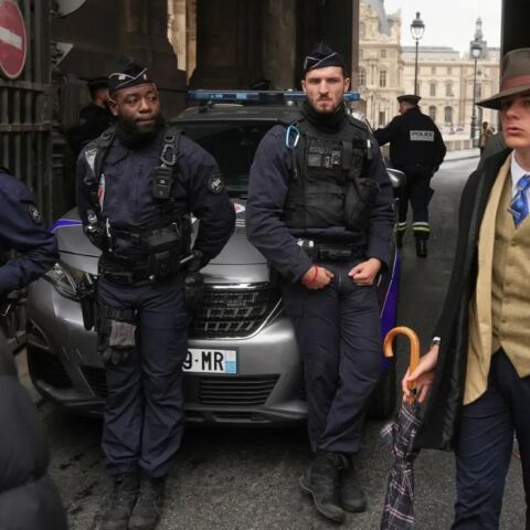 Λούβρο: O καλοντυμένος άγνωστος που μπέρδεψε τα social media ως ντετέκτιβ 