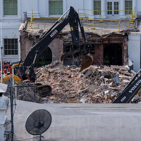 Ο Τραμπ χορεύει πάνω στα ερείπια: Από την Ανατολική Πτέρυγα σε ballroom-γίγαντα