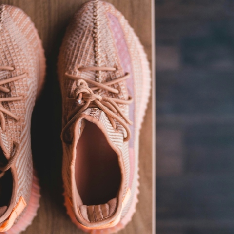 Οι επιστήμονες προειδοποιούν: Τα γυναικεία αθλητικά παπούτσια σχεδιάζονται… για άνδρες