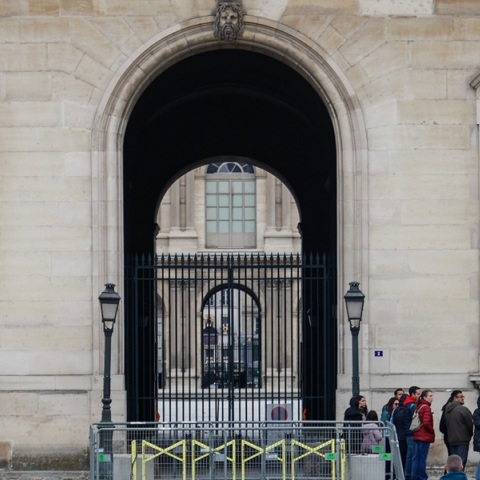 Ληστεία στο Λούβρο: Τι γνωρίζουμε μέχρι σήμερα για τους υπόπτους και τα κοσμήματα