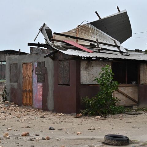 Τζαμάικα: Ψεύτικα βίντεο με καρχαρίες και “ρεπορτάζ” AI πλημμυρίζουν το TikTok ενόψει του κυκλώνα Melissa