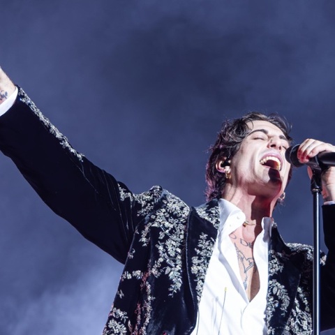 Αρραβωνιάστηκε ο frontman των Maneskin, Νταμιάνο Ντάβιντ, με την Ντοβ Κάμερον