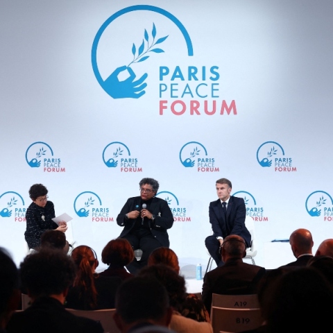 Ο Γάλλος πρόεδρος Εμανουέλ Μακρόν, η πρωθυπουργός των Μπαρμπάντος Μία Αμόρ Μότλεϊ και η Γαλλίδα υπουργός Οικολογικής Μετάβασης, Μονίκ Μπαρμπού, στη 10η επέτειο της Διακήρυξης του Παρισιού 