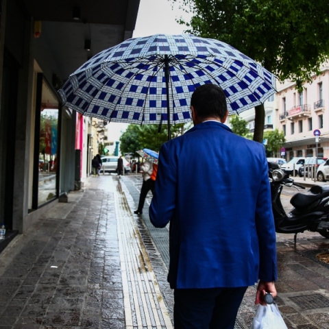 Καιρός, περαστικοι, ομπρέλες