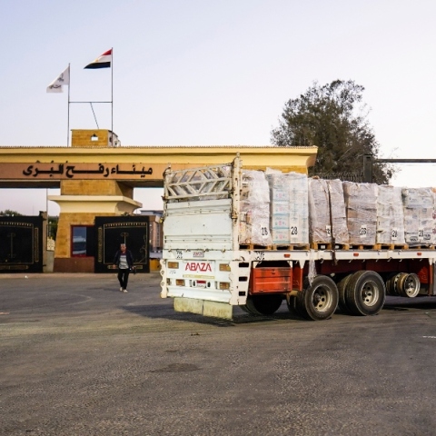 Φορτηγό ανθρωπιστικής βοήθειας στο συνοριακό πέρασμα της Ράφα, μεταξύ Αιγύπτου και Λωρίδας της Γάζας