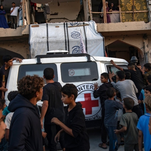 Συνεργείο του Ερυθρού Σταυρού αναζητά σορούς ομήρων στη Γάζα