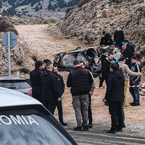 Αστυνομικοί στο σημείο όπου βρέθηκε το αυτοκίνητο διαφυγής των εκτελεστών του Γιάννη Λάλα