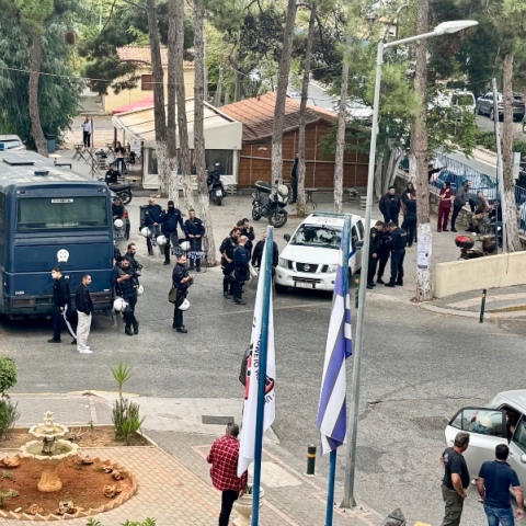 Ισχυρές αστυνομικές δυνάμεις έξω από το Βενιζέλειο Νοσοκομείο Ηρακλείου, όπου έχουν μεταφερθεί νεκροί και τραυματίες από την αιματηρή σύγκρουση στα Βορίζια