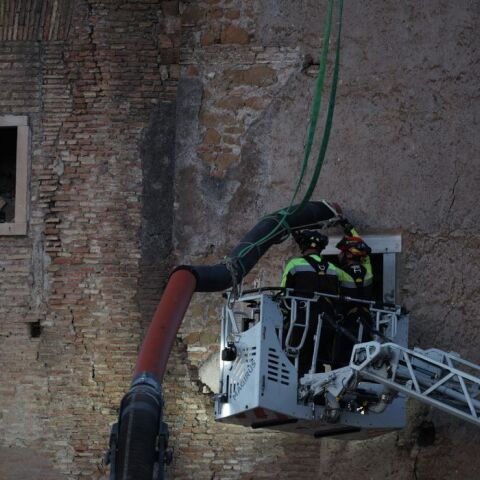 Ρώμη: Μάχη με τον χρόνο για τον απεγκλωβισμό εργάτη κάτω από τα ερείπια του μεσαιωνικού πύργου Torre dei Conti
