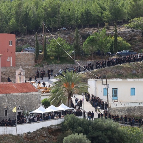 Στα «μαύρα» τα Βορίζια: Θρήνος, σπαραγμός και κατάρες στην κηδεία του Φανούρη Καργάκη