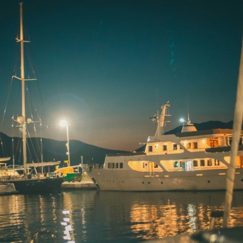 «VIP» διακίνηση μεταναστών με βιτρίνα ψεύτικα κοκτέιλ πάρτι σε σκάφη – Στα χέρια της ΕΛ.ΑΣ. ο εγκέφαλος