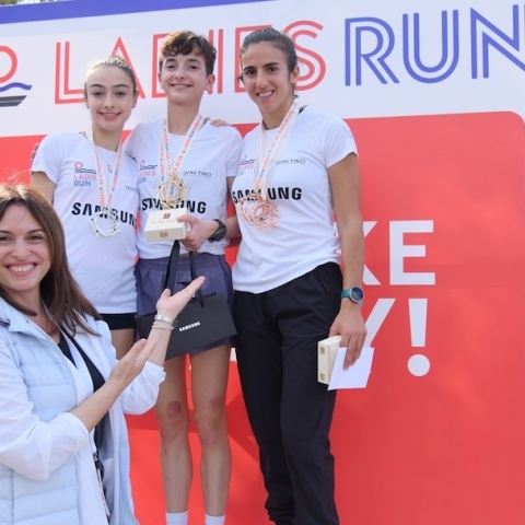 Η Chief People Officer του ΟΠΑΠ, Αιμιλία Στέλιαρου, βραβεύει νικήτριες 