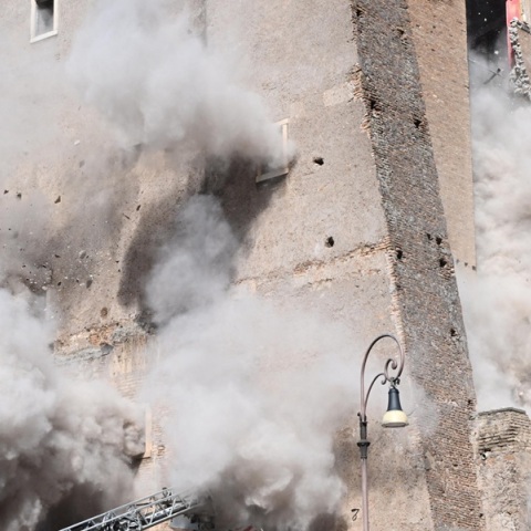 Ρώμη: Εργάτης έχει εγκλωβιστεί κάτω από τα συντρίμμια του «Πύργου των Κόμηδων»