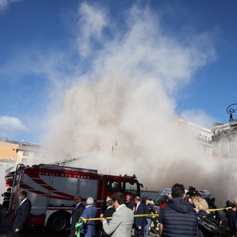 Ρώμη: Η στιγμή που καταρρέει μεσαιωνικό κτίριο κοντά στο Κολοσσαίο 